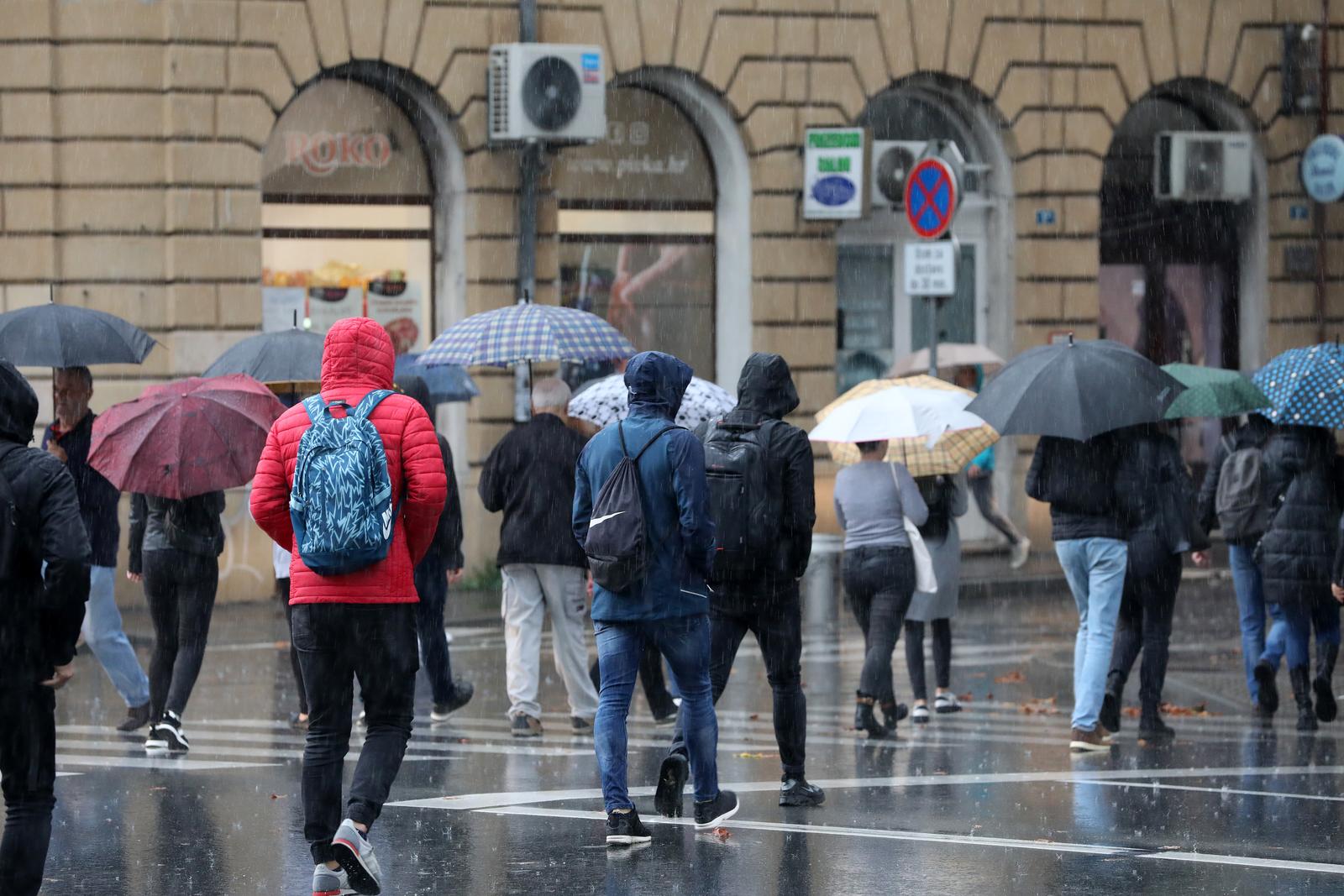Rijeka: Jaka kiša otežava promet po centru grada Rijeka: Jaka kiša otežava promet po centru grada