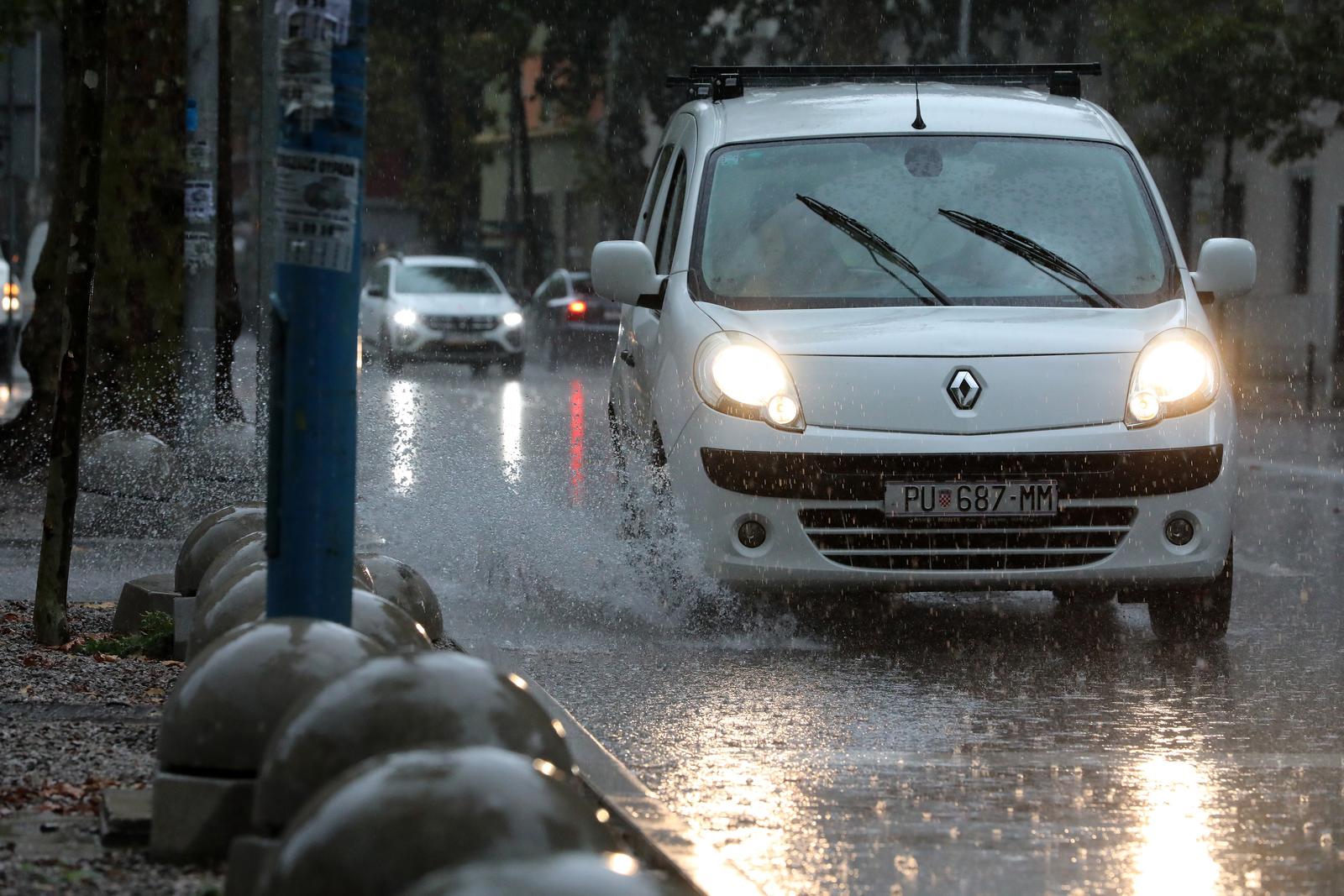 Rijeka: Jaka kiša otežava promet po centru grada Rijeka: Jaka kiša otežava promet po centru grada