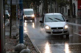 Rijeka: Jaka kiša otežava promet po centru grada Rijeka: Jaka kiša otežava promet po centru grada
