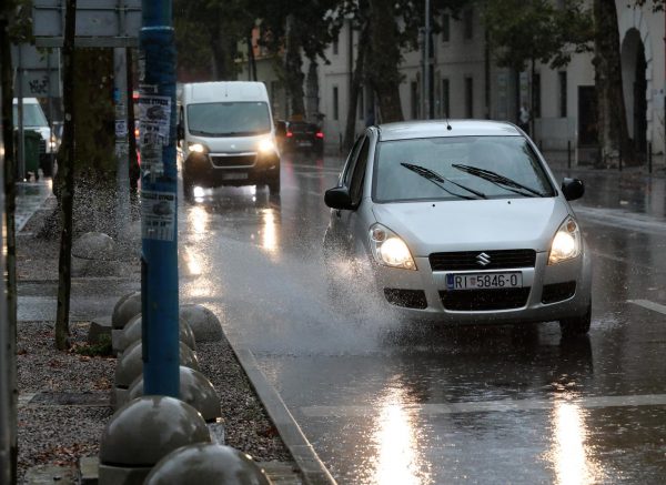 Rijeka: Jaka kiša otežava promet po centru grada