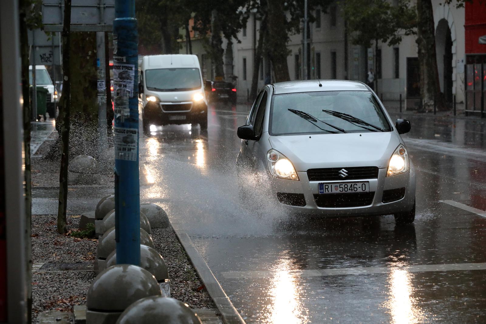 Rijeka: Jaka kiša otežava promet po centru grada Rijeka: Jaka kiša otežava promet po centru grada