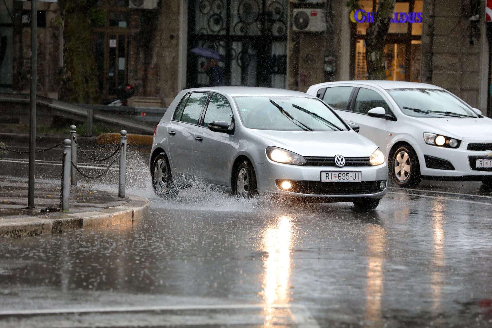 Rijeka: Jaka kiša otežava promet po centru grada Rijeka: Jaka kiša otežava promet po centru grada
