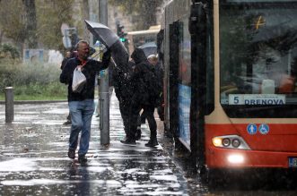 Rijeka: Jaka kiša otežava promet po centru grada Rijeka: Jaka kiša otežava promet po centru grada