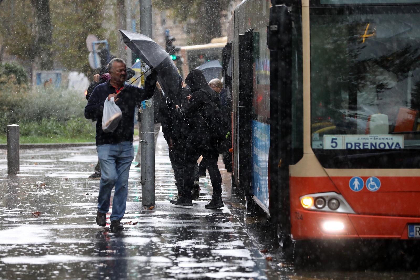 Rijeka: Jaka kiša otežava promet po centru grada Rijeka: Jaka kiša otežava promet po centru grada
