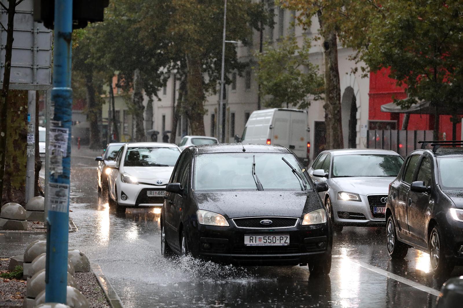 Rijeka: Jaka kiša otežava promet po centru grada Rijeka: Jaka kiša otežava promet po centru grada