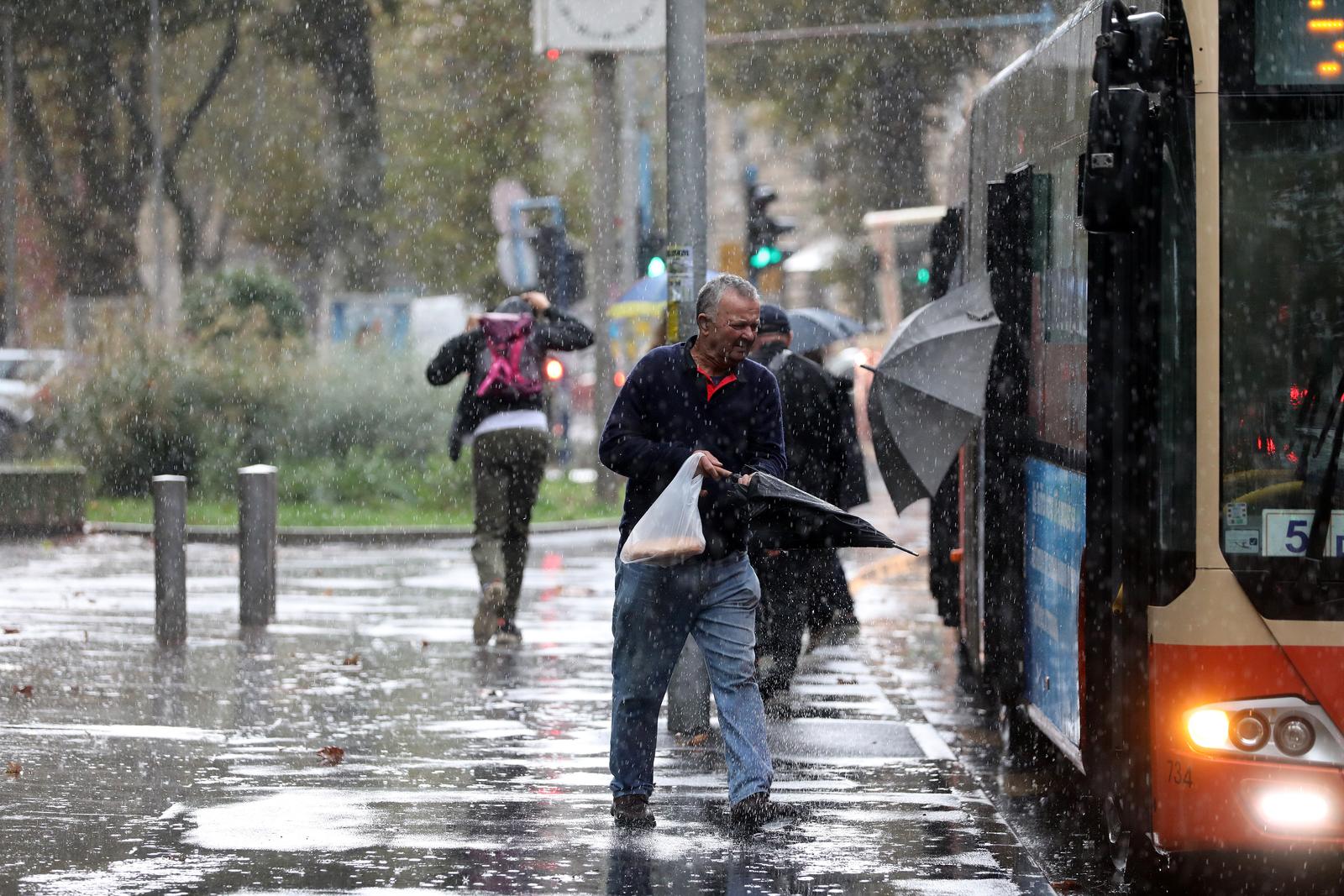 Rijeka: Jaka kiša otežava promet po centru grada Rijeka: Jaka kiša otežava promet po centru grada