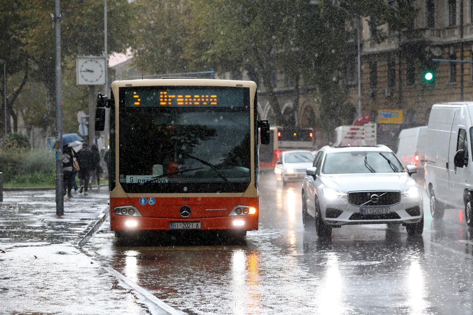 Rijeka: Jaka kiša otežava promet po centru grada Rijeka: Jaka kiša otežava promet po centru grada
