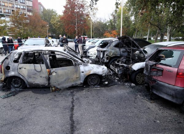 Zagreb: Na parkiralištu u Sloboštini tijekom noći izgorjelo osam automobila