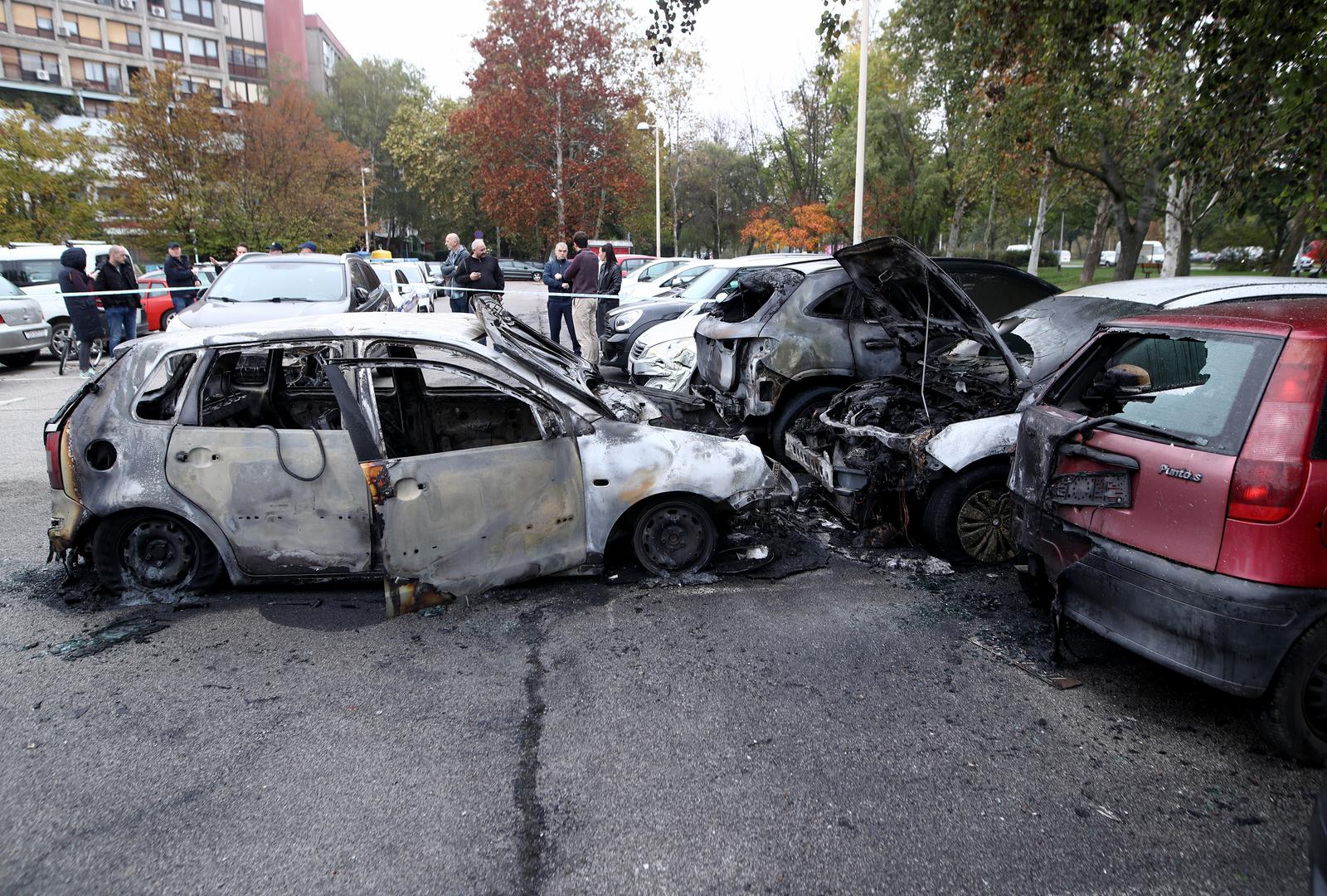 Zagreb: Na parkiralištu u Sloboštini tijekom noći izgorjelo osam automobila