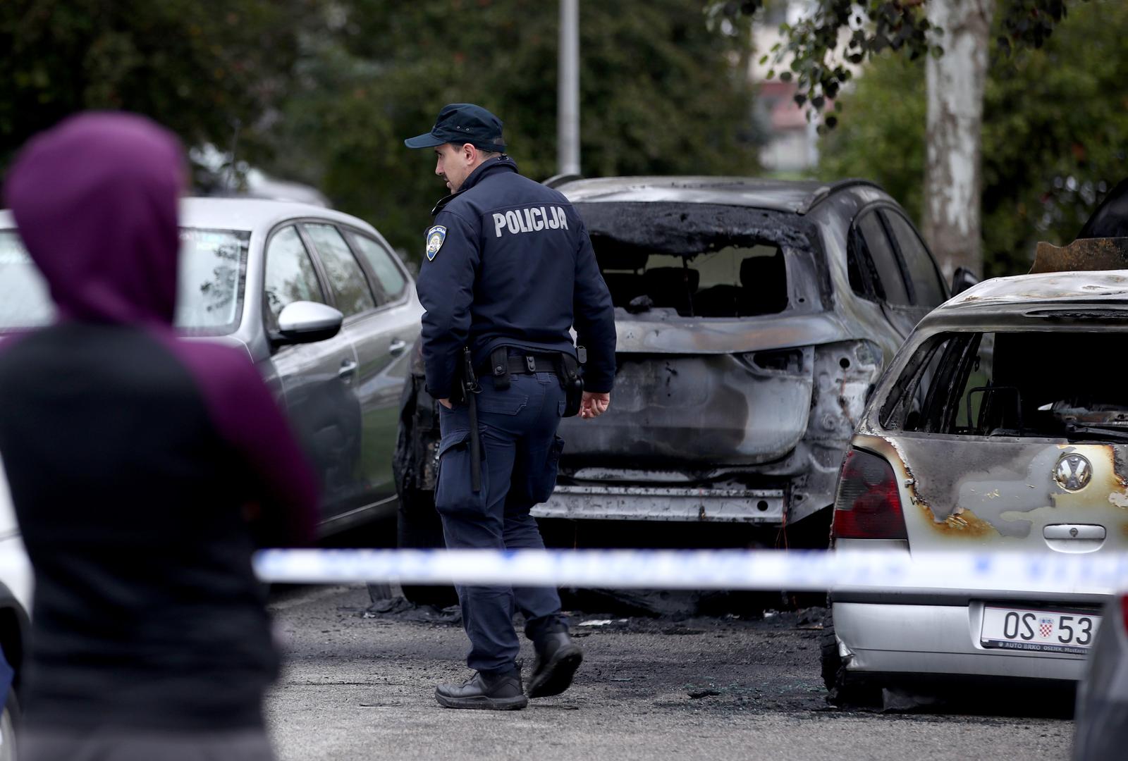 Zagreb: Na parkiralištu u Sloboštini tijekom noći izgorjelo osam automobila