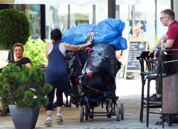 Sisak: Žena kolicima po vrućini prevozi hrpu vreća punih plastičnih boca do trgovačkog centra