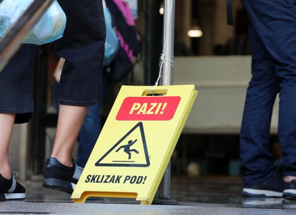 Rijeka: Znak upozorenja “Pazi! Sklizak pod!” postavljen na ulazu u ribarnicu