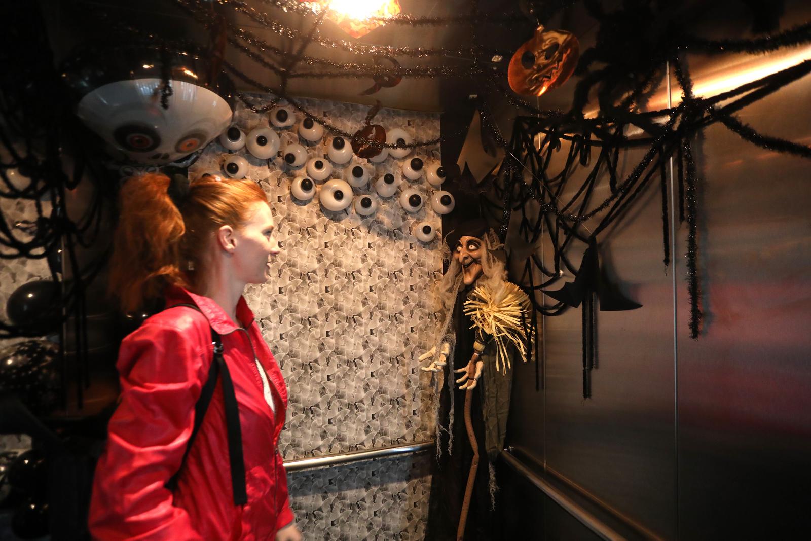 Rijeka: Lift trgovačkog centra ukrašen povodom Halloweena