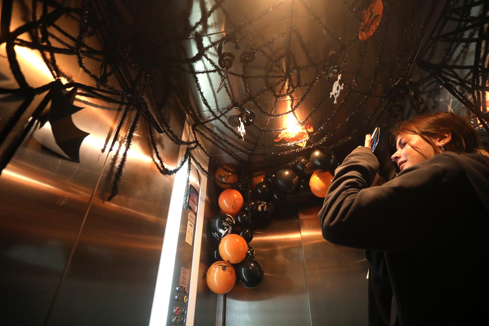 Rijeka: Lift trgovačkog centra ukrašen povodom Halloweena