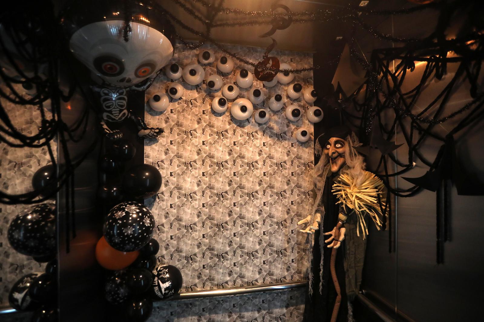 Rijeka: Lift trgovačkog centra ukrašen povodom Halloweena