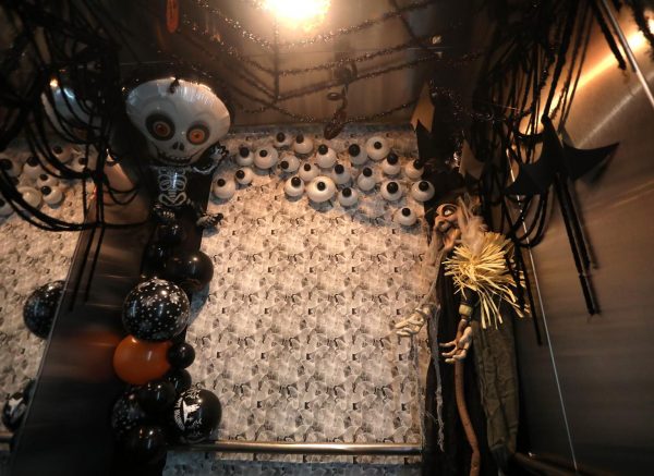Rijeka: Lift trgovačkog centra ukrašen povodom Halloweena