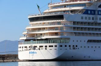 Rijeka: Turistički brod AIDAblu u luci privezan uz lukobran Mololongo Rijeka: Turistički brod AIDAblu u luci privezan uz lukobran Mololongo