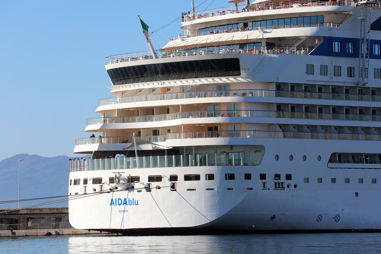 Rijeka: Turistički brod AIDAblu u luci privezan uz lukobran Mololongo Rijeka: Turistički brod AIDAblu u luci privezan uz lukobran Mololongo