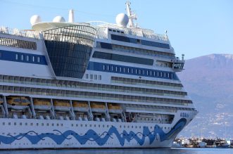 Rijeka: Turistički brod AIDAblu u luci privezan uz lukobran Mololongo Rijeka: Turistički brod AIDAblu u luci privezan uz lukobran Mololongo