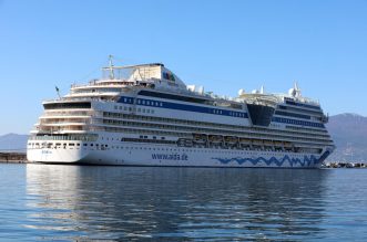 Rijeka: Turistički brod AIDAblu u luci privezan uz lukobran Mololongo Rijeka: Turistički brod AIDAblu u luci privezan uz lukobran Mololongo