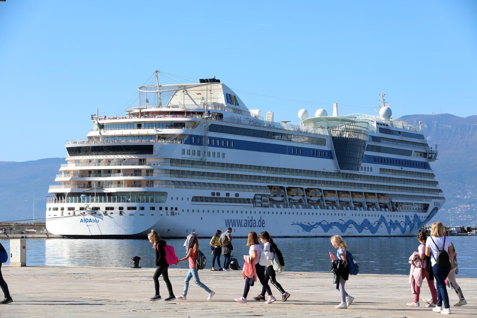 Rijeka: Turistički brod AIDAblu u luci privezan uz lukobran Mololongo Rijeka: Turistički brod AIDAblu u luci privezan uz lukobran Mololongo
