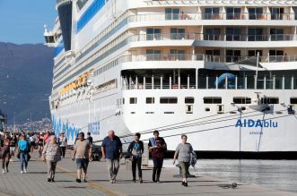 Rijeka: Turistički brod AIDAblu u luci privezan uz lukobran Mololongo Rijeka: Turistički brod AIDAblu u luci privezan uz lukobran Mololongo