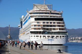 Rijeka: Turistički brod AIDAblu u luci privezan uz lukobran Mololongo Rijeka: Turistički brod AIDAblu u luci privezan uz lukobran Mololongo