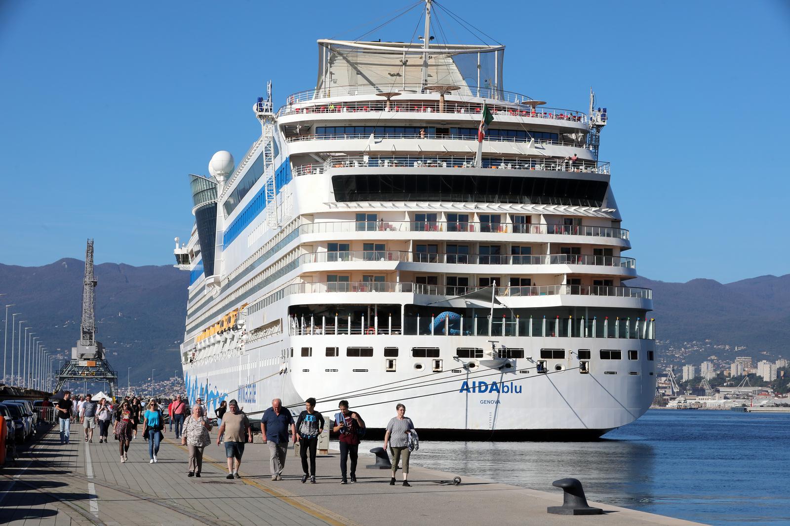 Rijeka: Turistički brod AIDAblu u luci privezan uz lukobran Mololongo Rijeka: Turistički brod AIDAblu u luci privezan uz lukobran Mololongo