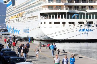 Rijeka: Turistički brod AIDAblu u luci privezan uz lukobran Mololongo Rijeka: Turistički brod AIDAblu u luci privezan uz lukobran Mololongo