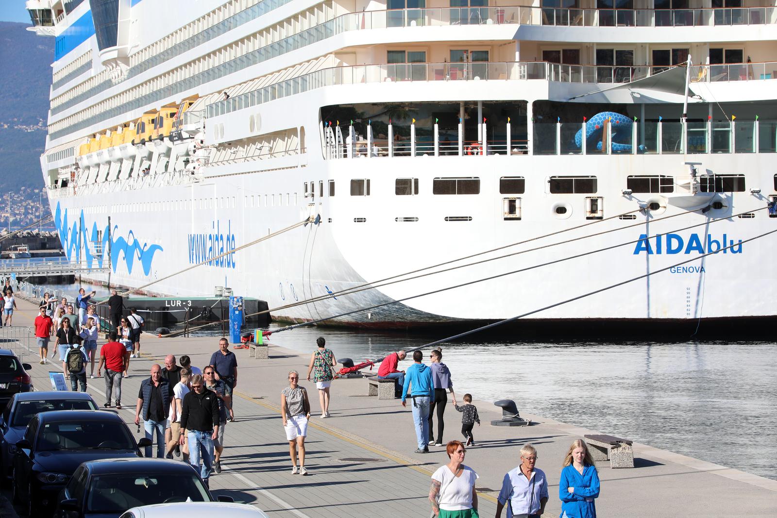Rijeka: Turistički brod AIDAblu u luci privezan uz lukobran Mololongo Rijeka: Turistički brod AIDAblu u luci privezan uz lukobran Mololongo