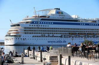 Rijeka: Turistički brod AIDAblu u luci privezan uz lukobran Mololongo Rijeka: Turistički brod AIDAblu u luci privezan uz lukobran Mololongo