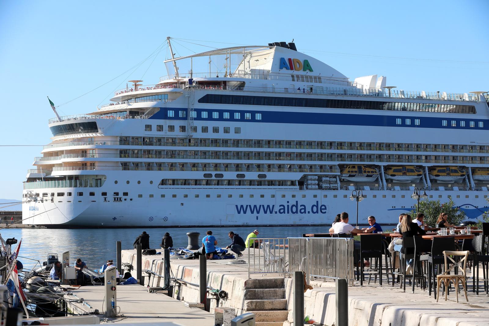 Rijeka: Turistički brod AIDAblu u luci privezan uz lukobran Mololongo Rijeka: Turistički brod AIDAblu u luci privezan uz lukobran Mololongo
