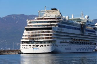 Rijeka: Turistički brod AIDAblu u luci privezan uz lukobran Mololongo Rijeka: Turistički brod AIDAblu u luci privezan uz lukobran Mololongo