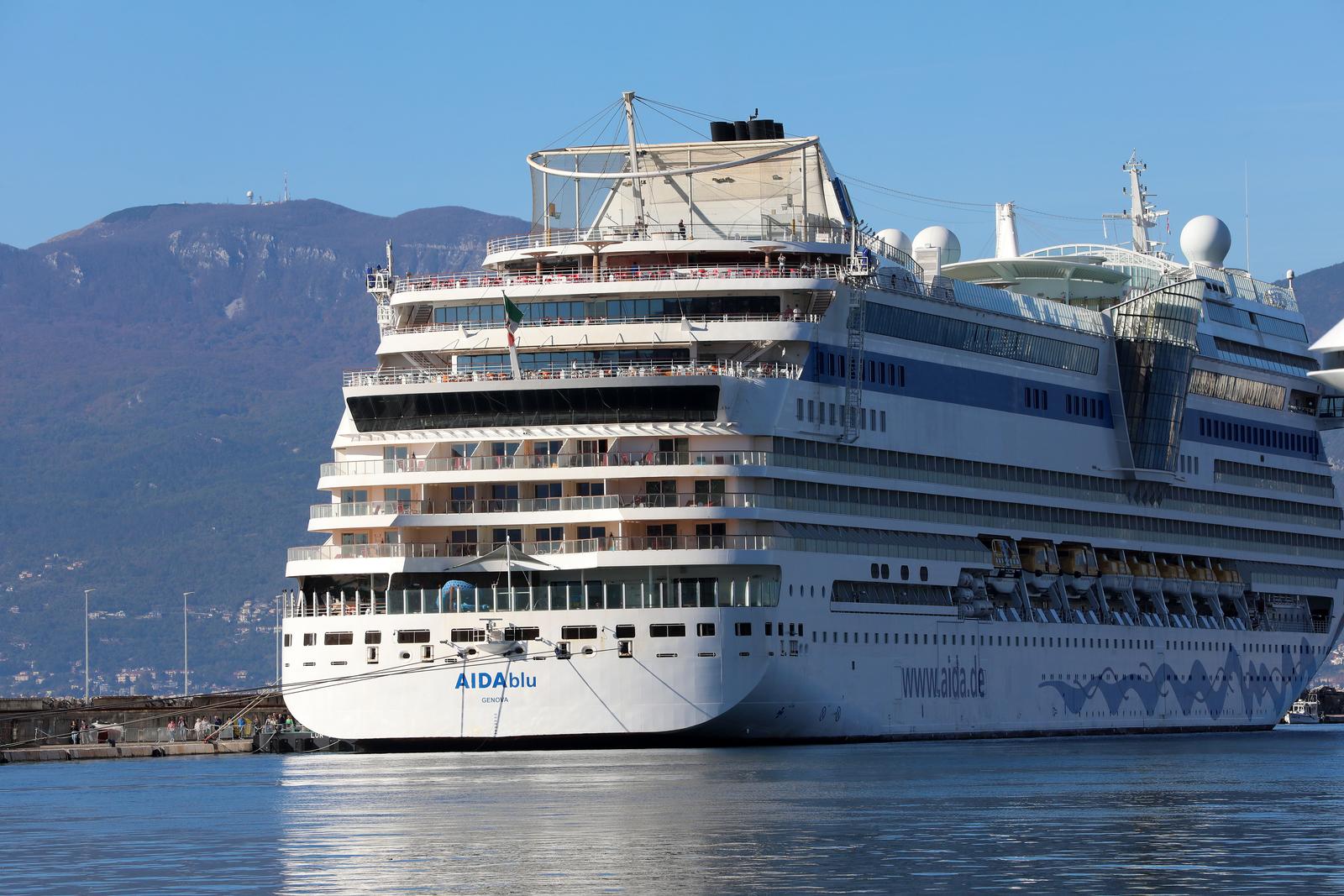 Rijeka: Turistički brod AIDAblu u luci privezan uz lukobran Mololongo Rijeka: Turistički brod AIDAblu u luci privezan uz lukobran Mololongo