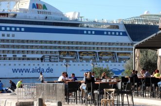 Rijeka: Turistički brod AIDAblu u luci privezan uz lukobran Mololongo Rijeka: Turistički brod AIDAblu u luci privezan uz lukobran Mololongo