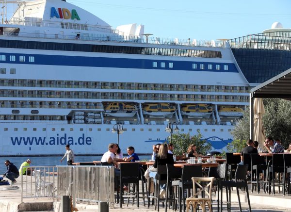 Rijeka: Turistički brod AIDAblu u luci privezan uz lukobran Mololongo