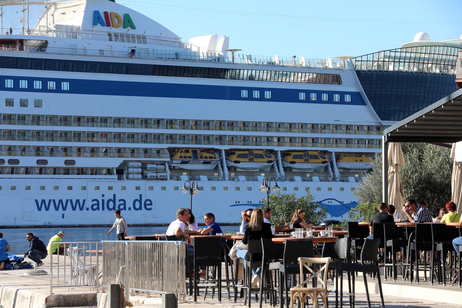 Rijeka: Turistički brod AIDAblu u luci privezan uz lukobran Mololongo Rijeka: Turistički brod AIDAblu u luci privezan uz lukobran Mololongo