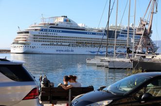Rijeka: Turistički brod AIDAblu u luci privezan uz lukobran Mololongo Rijeka: Turistički brod AIDAblu u luci privezan uz lukobran Mololongo