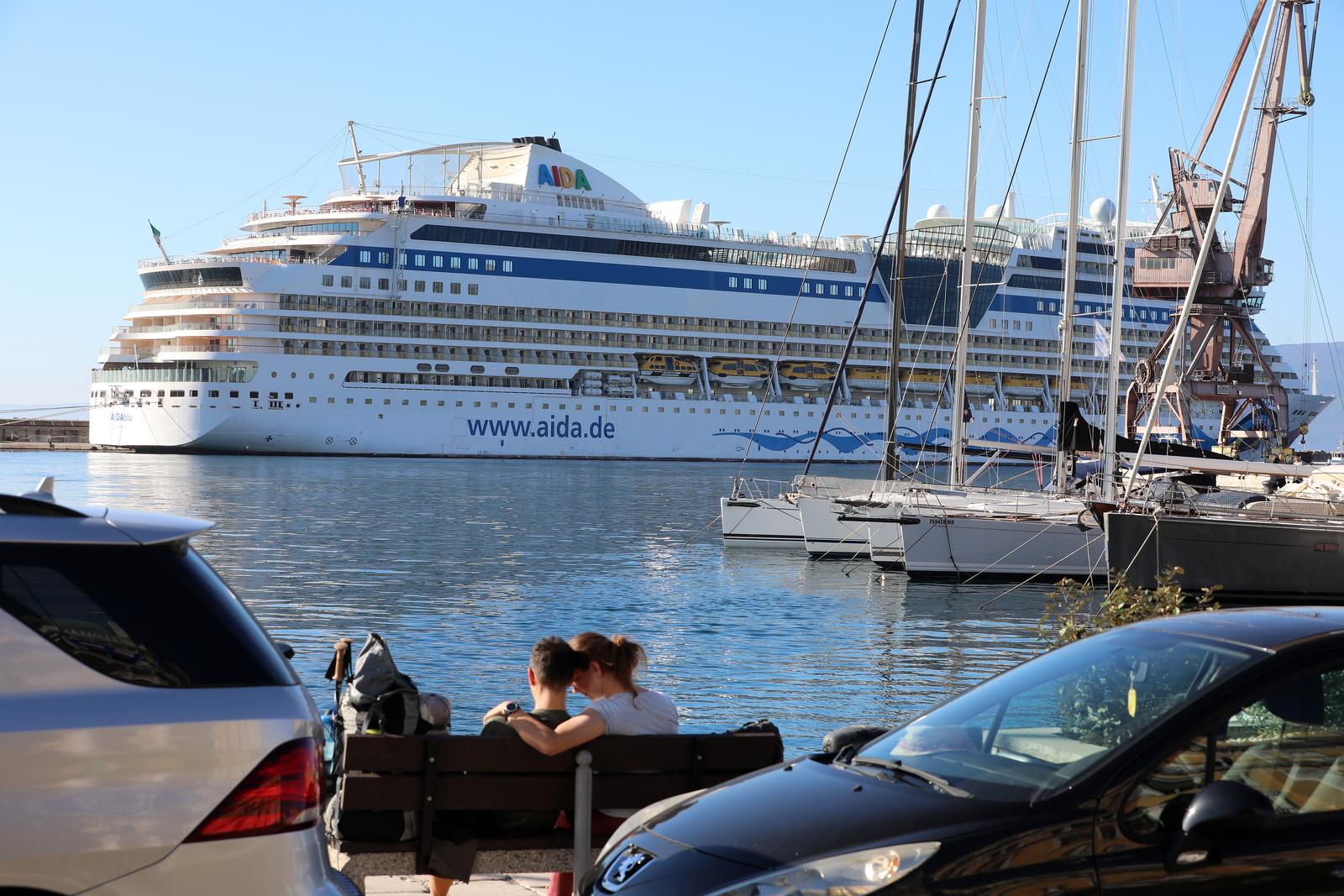 Rijeka: Turistički brod AIDAblu u luci privezan uz lukobran Mololongo Rijeka: Turistički brod AIDAblu u luci privezan uz lukobran Mololongo
