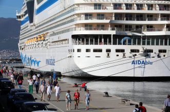 Rijeka: Turistički brod AIDAblu u luci privezan uz lukobran Mololongo Rijeka: Turistički brod AIDAblu u luci privezan uz lukobran Mololongo