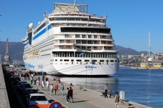 Rijeka: Turistički brod AIDAblu u luci privezan uz lukobran Mololongo Rijeka: Turistički brod AIDAblu u luci privezan uz lukobran Mololongo