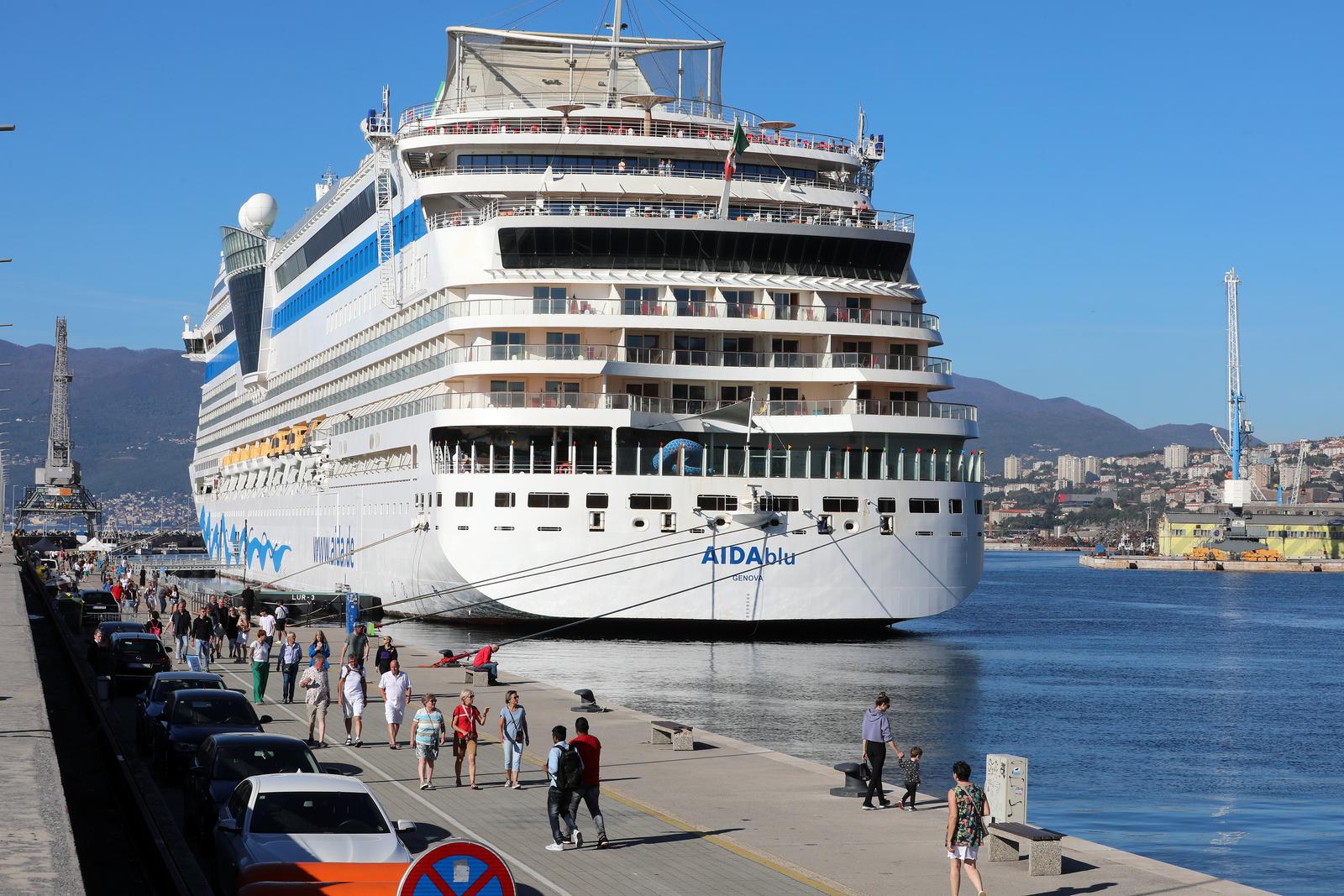 Rijeka: Turistički brod AIDAblu u luci privezan uz lukobran Mololongo Rijeka: Turistički brod AIDAblu u luci privezan uz lukobran Mololongo