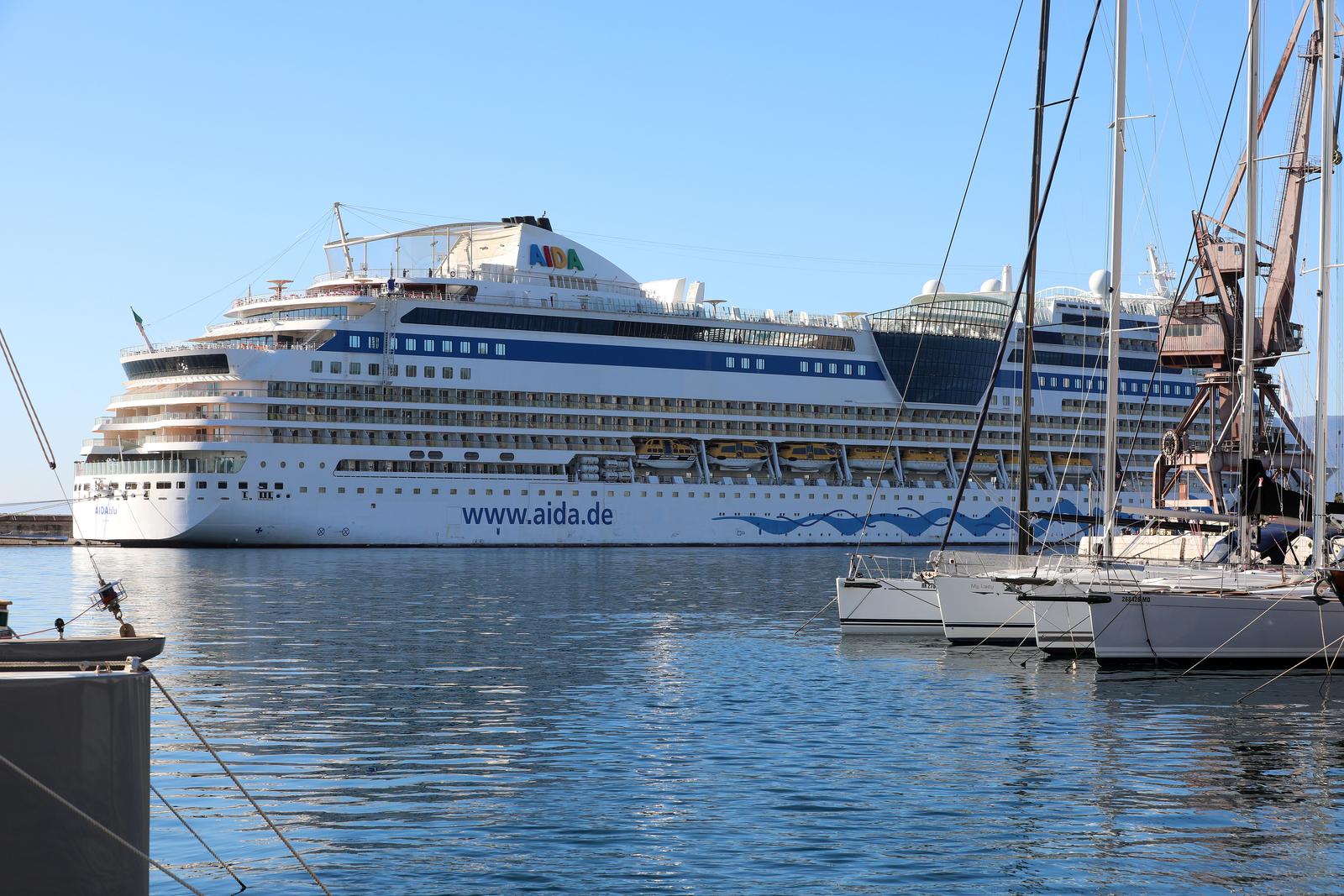 Rijeka: Turistički brod AIDAblu u luci privezan uz lukobran Mololongo Rijeka: Turistički brod AIDAblu u luci privezan uz lukobran Mololongo