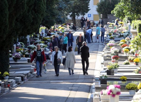 Rijeka: Građani uređuju grobove na gradskom groblju Trsat uoči blagdana Svih svetih