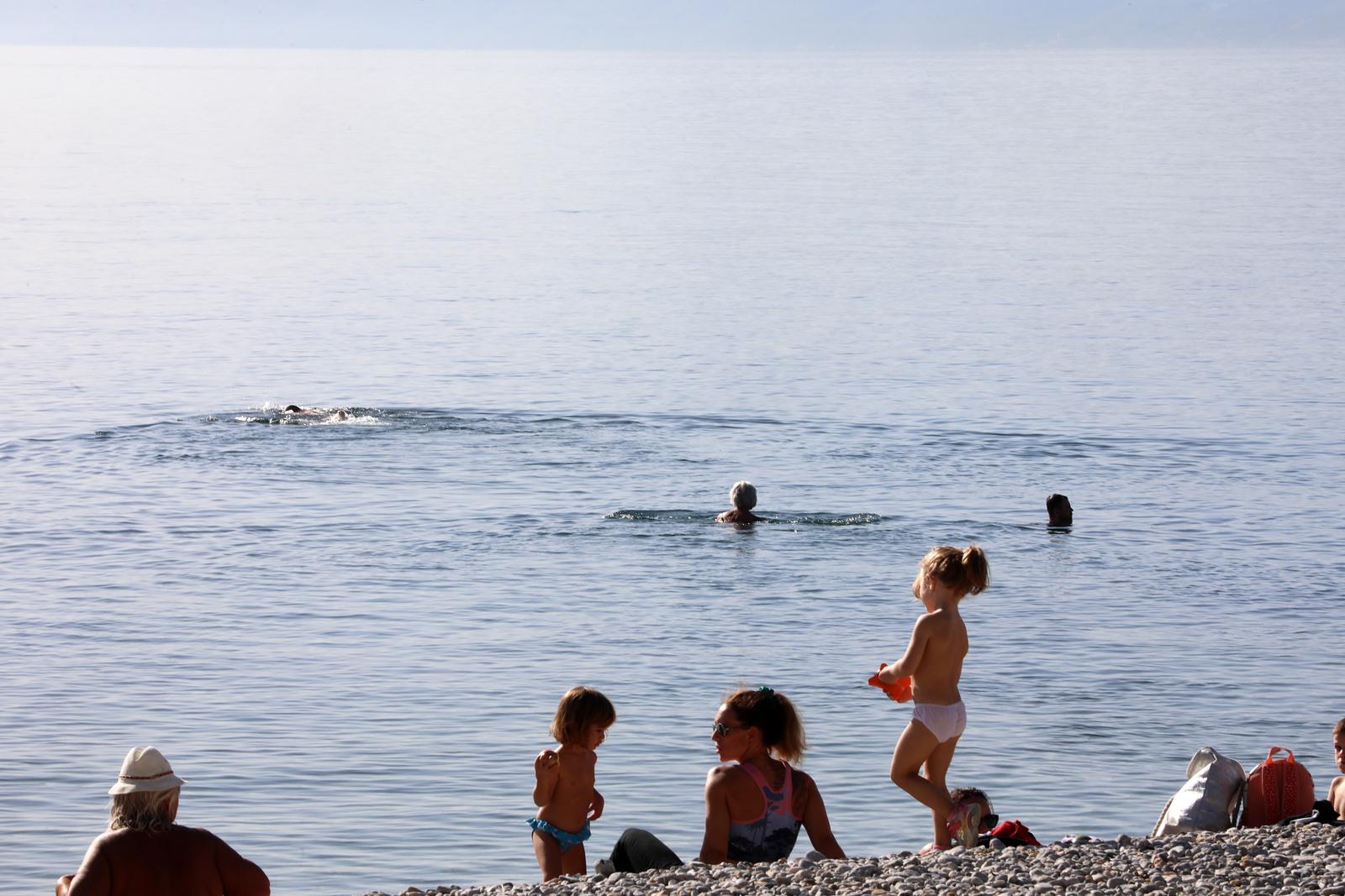 Rijeka: Gradska plaža na Kantridi puna je kupača Rijeka: Gradska plaža na Kantridi puna je kupača