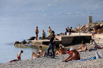 Rijeka: Gradska plaža na Kantridi puna je kupača Rijeka: Gradska plaža na Kantridi puna je kupača