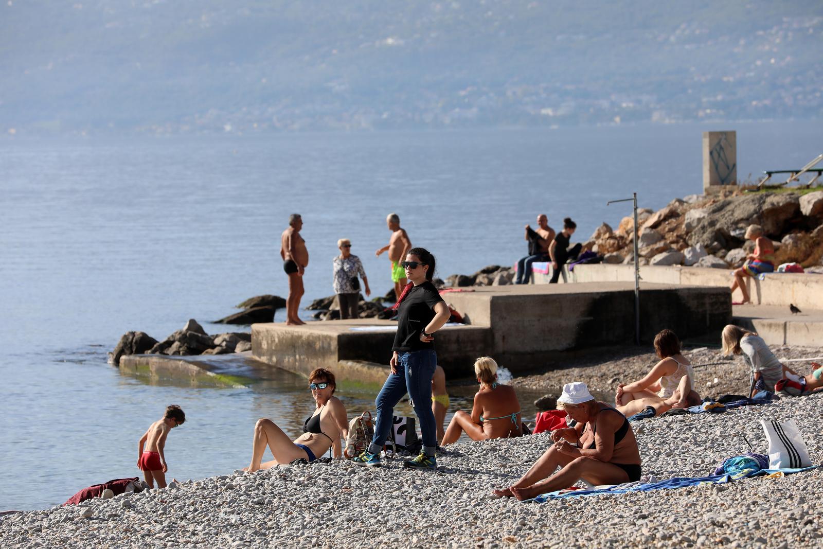 Rijeka: Gradska plaža na Kantridi puna je kupača Rijeka: Gradska plaža na Kantridi puna je kupača