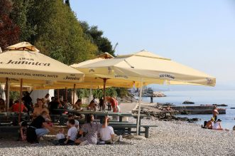 Rijeka: Gradska plaža na Kantridi puna je kupača Rijeka: Gradska plaža na Kantridi puna je kupača