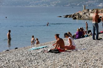 Rijeka: Gradska plaža na Kantridi puna je kupača Rijeka: Gradska plaža na Kantridi puna je kupača