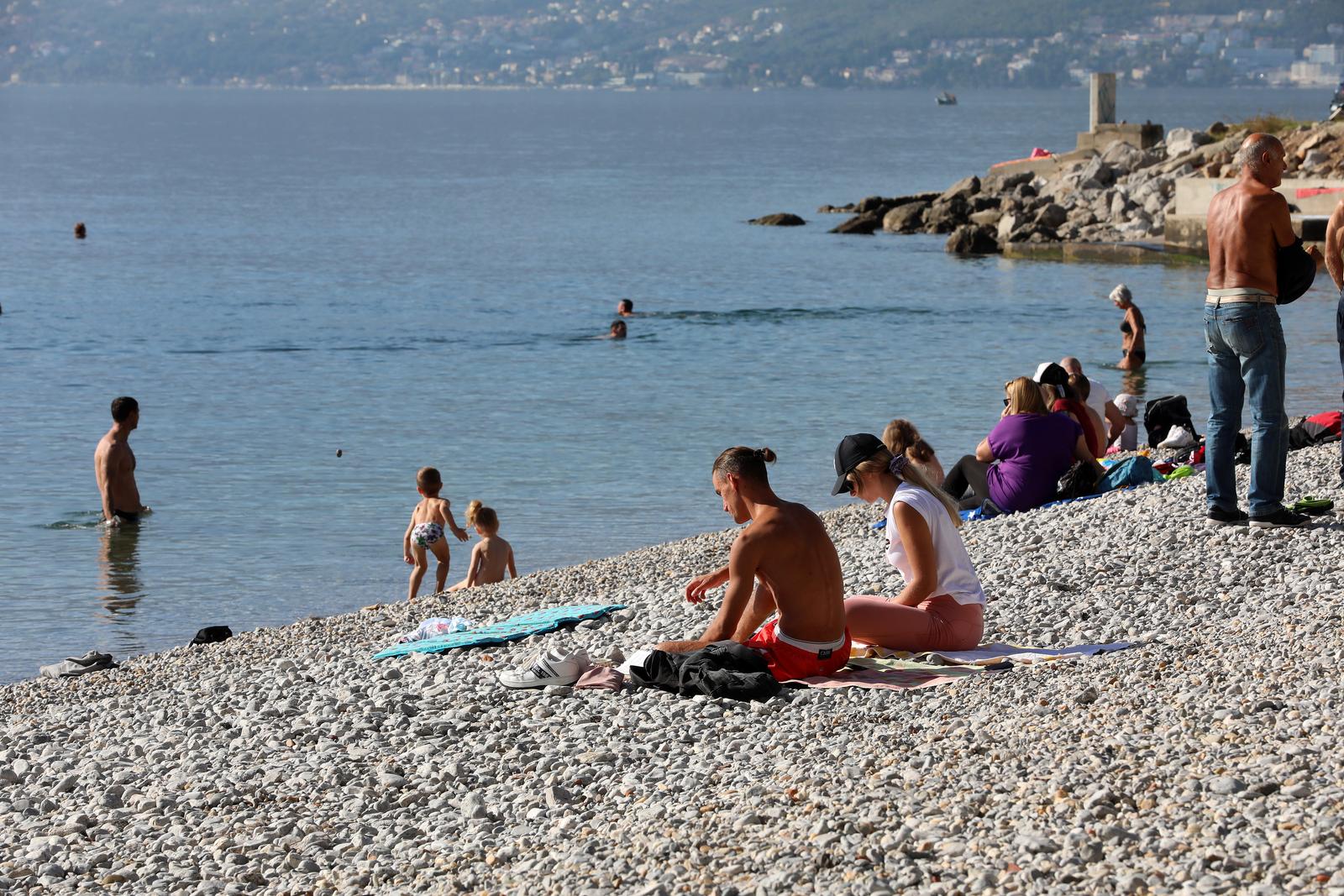 Rijeka: Gradska plaža na Kantridi puna je kupača Rijeka: Gradska plaža na Kantridi puna je kupača